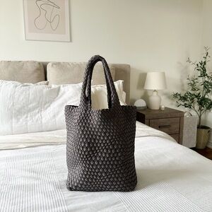 Bindya NY Woven vertical top handle tote bag - Dark Grey